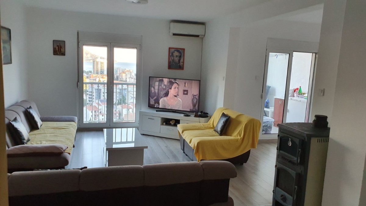 Budva da satılık şehir ve deniz manzaralı ful eşyalı dubleks 3+1 daire